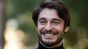 Born in abruzzo, his father is a doctor and his mother is a teacher; Lino Guanciale Eta Altezza Peso La Moglie Origini Il Passato Nel Rugby