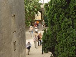 Hotel is not far from flame towers, upland park, azerbaijan opera and ballet theatre. Baku Altstadt Rundgang Go East Reisen