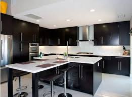 Muebles de cocina sin tirador con puertas en laca negra mate y gola en color verde. Diseno De Cocinas Modernas Y Elegantes Planos De Casas