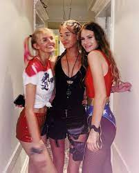 hot girls being hot | Scrolller