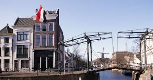 Gleichzeitig fungiert sie auch als flagge des größten landesteils niederlande. De Vlag Uithangen