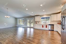 Check spelling or type a new query. Geraumige Rambler Home Interior Mit Gewolbter Decke Uber Glanzenden Laminatboden Licht Gefullt Kuche Zimmer Verfugt Uber Weisse Schranke Und Edelstahl Gerate Nordwest Usa Lizenzfreie Fotos Bilder Und Stock Fotografie Image 72480985