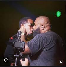 DIDDY #RICKROSS share a tender kiss 💋 on stage. @yuntietia calls out Ross  for allegedly helping diddy use the baby oils @50cent