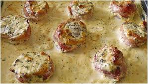 Zutaten 1 Gemusezwiebel N 600 G Schweinefilet S 12 Scheibe N Bacon 1 El Senf Scharf 2 El Butter 250 G Sahne 15 In 2020 Frischkasesosse Schweinefilet Schweine Filet