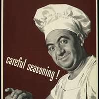 Kulinarischer Spezialist David Wade holt an Bord des Lenkwaffenzerstörers  USS Mustin (DDG-89) der Arleigh Burke-Klasse zum Mittagessen Hühnchen aus  dem Ofen.