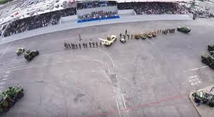 Des sifflets ont été entendus sur le passage du chef de l'état, dont c'est le troisième défilé depuis son élection en mai 2017. Defile Du 14 Juillet Mettez Vous A La Place De L Homme Volant Et Decouvrez La Vue Depuis Son Flyboard Air Video Soirmag