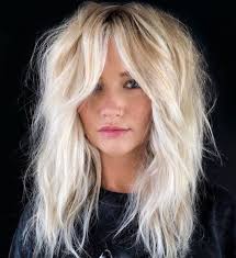 Lisci, mossi, con riga centrale, alla pari o scalati, i tagli lunghi propongono sempre moltissime varianti tra cui scegliere per delle . Tendenza Moda Capelli 2021 Parrucchiere In Provincia Di Lecce