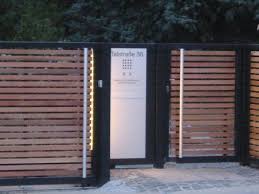 Homeseite Moderner Hinterhof Toreinfahrt Zaun Garten