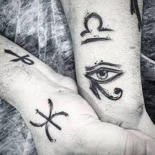 Nos apasiona toda la historia del antiguo egipto y la egiptología, así que ya tocaba dedicarle un artículo a tatuajes pequeños relacionados con personajes, símbolos y elementos arquitectónicos muy característicos de distintas dinastías. Tatuajes De Simbolos Egipcios Ojo De Horus Tatuajes De Ojo Egipcios Simbolos Egipcios Simbolos Para Tatuajes