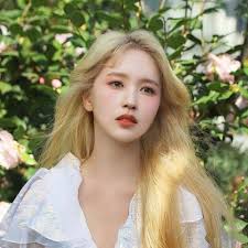 According to almodal, the gown is embellished with crystals, corseted, and cinched to emphasize the actress's tiny waist which only measures 23 inches. Angel Mina Kuramu25 Twitter
