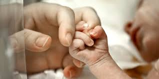 Dalam agama islam memang kelahiran bayi harus segera diikuti dengan pembacaan adzan dan iqamat kepadanya. 7 Sunnah Menyambut Kelahiran Bayi Dalam Islam