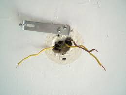 Mit den richtigen vorsichtsmaßnahmen ist das anschließen einer lampe aber auch für einen laien. Hilfe Beim Lampe Anschliessen Braunes Kabel 2 Gelbe Kabel