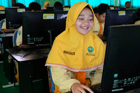 Beliau memiliki nama lain yaitu sultan abdul faqih, prabu satmata, raden ainul yaqin, joko samudra dan raden paku. Lab Komp Smp Sunan Giri Menganti Gresik