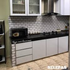 Godiygo.com diy decorating 11 stunning ways to upgrade your plain and boring kitchen cabinets. Wanita Ini Diy Dapur Rumah Mak Ayah Versi Bajet Guna Wallpaper Rak Je Nampak Luas Kemas Cantik Puas Hati Keluarga