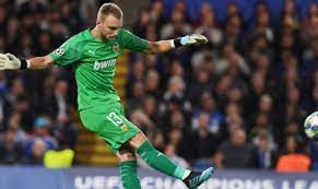 Cillessen began his football career playing for the youth team of local dutch club, de treffers. Corona Infektion Cillessen Verpasst Em