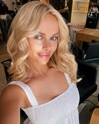 Karminowe usta Cleo. Wiemy, kim jest zjawiskowa modelka z teledysku Cleo