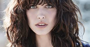 En plus de vous donner une allure jeune et rock'n'roll, cette coupe permet de mettre en valeur votre nuque et votre cou. Tendance Rock Choisir Sa Coupe Mi Longue