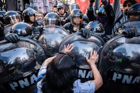 Alerta sobre el deterioro de los derechos humanos en Argentina tras el  primer año de gestión del gobierno de Javier Milei