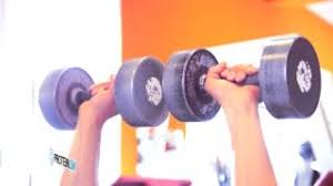 Chrbát držte vzpriamený, s chodidlami sa zaprite o podlahu. Cviky Na Hrudnik Tlak S Jednoruckami Hlavou Hore Zasobnik Cvikov Youtube