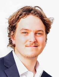 Kim Suarez's Instagram, Twitter & Facebook