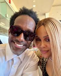 When you're trying to take a picture with your wife and then THESE idiots  😂 🤦🏾‍♂️. @realjoeyfatone @joemulvi @churchilldowns @kentuckyderby