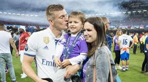 Frau jessica, töchterchen amelie und sohn leon. Toni Kroos Ruhrende Worte Zum Hochzeitstag An Ehefrau Jessica Gala De