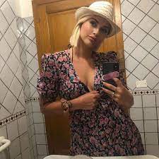 Kelly vedovelli recadre violemment cyril hanouna sur le plateau de tpmp, les fanzouzes n'y ont nabilla benattia, jessica thivenin, kelly vedovelli. The Long Dress With Flowers Cache The Heart Of Kelly Vedovelli On The Account Instagram Of Kellyvedovelli Spotern