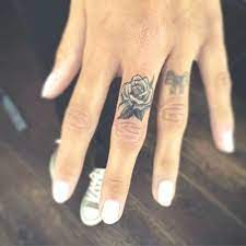 Dovmesi Finger Parmak Tattoo Finger Tattoo Parmak Dvmesi Gul Orta Rose Rose Orta Glfinger Finger Rose Tattoo Toe Tattoos Finger Tattoo For Women