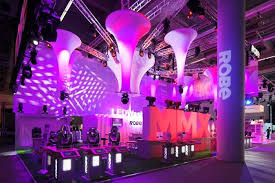 A Tradeshow Booth With Lighting Solutions For A Trade Show Booth Meta Technology Brough Trade Show Booth Design Trade Show Design Exhibit Design Inspiration