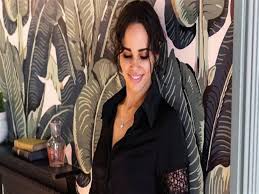 أعلنت نور عمرو دياب، ابنة الهضبة من الفنانة شيرين رضا، خطوبتها من خلال بث مباشر عبر إنستجرام، قالت فيه إنها سعيدة جدا بخطوبتها، وسوف تعلن قريبًا عن التفاصيل الكاملة لحفل الخطوبة من خلال منشور عبر صفحاتها، مما أثار. Ù†ÙˆØ± Ø¹Ù…Ø±Ùˆ Ø¯ÙŠØ§Ø¨ ØªÙƒØ´Ù Ø¹Ù† Ø±Ø£ÙŠÙ‡Ø§ ÙÙŠ Ø¯ÙˆØ± ÙˆØ§Ù„Ø¯ØªÙ‡Ø§ Ø¨Ø­ÙƒØ§ÙŠØ© ÙØ±Ù‚ ØªÙˆÙ‚ÙŠØª Ù…ØµØ±Ø§ÙˆÙ‰