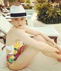 Julia Garner Nude Photos & Videos - Celeb Masta