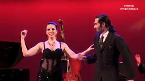L'apprentissage et la transmission du tango au travers de cours et de démonstrations, en argentine puis en europe. Tango La Cumparsita Silvio Grand And Romina Godoy With Solo Tango Or Tango Milonga Dance Moves