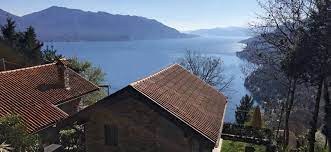 Während der nördliche teil des sees auf schweizer terrain zu hause ist, sind südliche gefilde von italienischem grund und boden umrandet. Haus Kaufen Lago Maggiore Am See