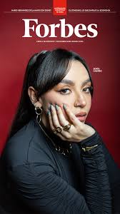 Sofía Castro convirtió en arte viral el no querer encajar. Ella es una de  las protagonistas de la portada #ForbesTopCreators 2025. Su historia en  #NuestraRevista de diciembre y en Forbes.co , #Forbes ...