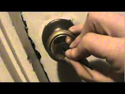 How to unlock a door with a bobby pin? 73 How To Pick A Lock With Only One Bobby Pin Youtube