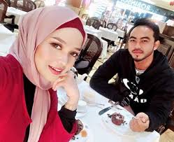Kerjayanya bermula sebagai ahli kumpulan nasyid unic dan sempat menerbitkan dua album studio bersama kumpulan ini. Tak Jadilah Nak Berlaki Joy Revfa Bekas Isteri Hafiz Hamidun Putus Cinta Tempatan Hiburan Trending Cari Infonet
