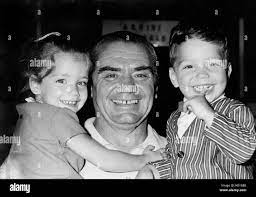 ERNEST BORGNINE, with children Sharon and Christopher in Rome, circa 1968  Stock Photo - Alamy