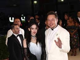 Elon musk mit schöner, sexy, niedlicher, freundin wen datet elon musk in 2021? Elon Musk Prasentiert Freundin Grimes Der Offentlichkeit Trend Magazin Star Wars Tesla Sangerin