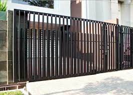 Kebanyakan pagar besi memiliki bentuk garis vertikal, tetapi pagar yang satu ini dibuat dengan garis horizontal sehingga akan memberikan kesan yang tersendiri. Pin En Hargamaterialbangunan Com