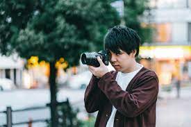 フォクトレンダー 65mm f2のファインダーをのぞくけーすけ レンズ ツァイス 撮影