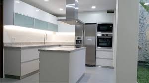 Los muebles de cocina son fáciles de reconocer por sus líneas simples, sus colores y tipo de material es porque están hechos para trabajar con comodidad. 10 Ideas De Muebles Modulares Para Cocinas Modernas Decoracion De Interiores Minimalista Cocina Minimalista Cocinas Minimalistas Modernas