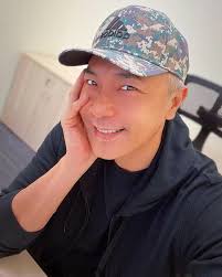 I've been told I look too serious most of the time. So here's one little  smile for the weekend😂 Happy weekend y'all! 常被人说我样子太严肃了。哪，在这里给大家来个周末浅笑…😂  兄弟姐妹们周末快乐！ #taypinghui #friday ##fridaymood #weekend #郑斌辉#smile ...