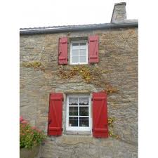 Volets Battants En Aluminium A Barres Et Echarpes Rouge Brun Sur Maison En Pierre Et Fenetres Avec Petits Bois Incorpores Volet Battant Volets Rouges Volet