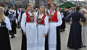 The bunad is the traditional norwegian clothing that a lot of norwegians wear on may 17th. Norwegische Bunader Trachten Norwegen Service