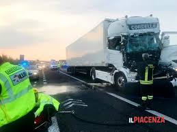 Si tratterebbe di un tamponamento: Tamponamento Tra Due Tir In A1 Muore Un Uomo Traffico Bloccato