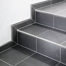 Beim verlegen von fliesen spielen hochwertige fliesenschienen und fliesenprofile eine entscheidende rolle. Treppenprofile Fur Stufenkantenschutz Und Rutschsicherheit Schluter Systems Heinze De