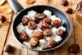 Le castagne al sale in padella sono la soluzione per chi non è tanto pratico del forno o non ha davvero voglia di accenderlo. Ricetta Castagne In Padella Con Il Sale Dissapore