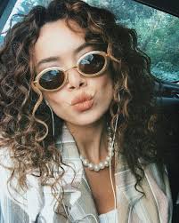 She worked at beauty centers for 7 years. Seray Kaya Kimdir