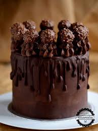 Die Nutella Ferrero Rocher Torte Ist Mit Schokolade Ummantelt Seitlich Rinnen Die Schokoladentropfchen Der Gl Rocher Kuchen Ferrero Rocher Kuchen Rocher Torte