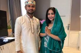 Namun, ada juga yang justru kecewa lantaran detail gamis nagita keluar setelah mereka membeli baju lebaran sehingga tidak bisa menyontek gaya sang idola. Makna Lebaran Bagi Nagita Slavina